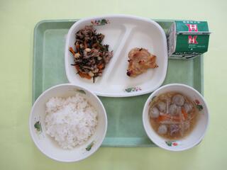 ご飯・ 牛乳・ 鶏肉の西京焼き・ ひじきの五目煮・ いわしのつみれ汁