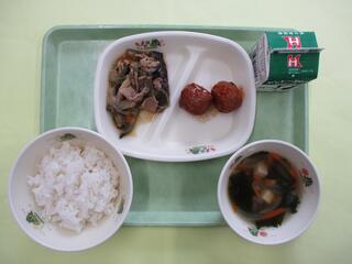 ご飯・牛乳・ 甘酢肉団子・ 豚肉となすのみそ炒め・ わかめスープ