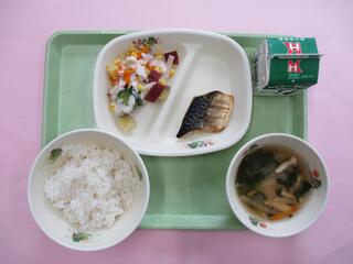 ご飯・牛乳・ さばの塩焼き・ さつまいもサラダ ・大根と油揚げのみそ汁