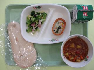 キーマカレー（ナン）・ 牛乳・ 米粉グラタン・ ブロッコリーのガーリックソテー