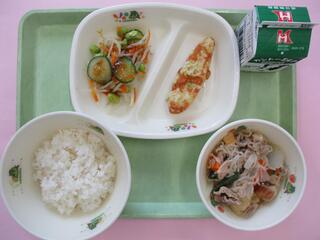 ご飯・ 牛乳・ 笹かまぼこの磯辺揚げ・ 枝豆のサラダ ・仙台麩入り肉じゃが