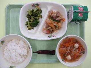 ご飯・ 牛乳・ミルメーク（ココア）・ 豚キムチ ・ブロッコリーのおかか和え ・キムチスープ