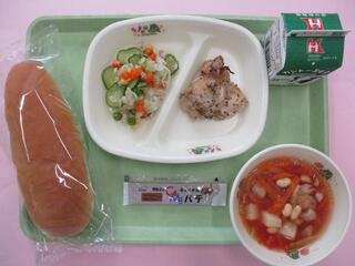 コッペパン・キャラメルクリーム・ 牛乳・ 鶏肉のハニーマスタード焼き・ 大麦ぷちぷちサラダ・ ミネストローネ