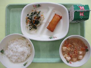 ご飯 ・牛乳・ カレー春巻き・ ほうれん草のナムル・ マーボー豆腐