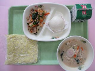 豆乳担々ラーメン （ソフト中華麺・スープ）・ 牛乳・ 肉まん・ 小松菜と厚揚げの中華炒め