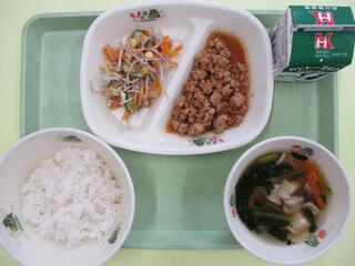 ご飯・ 牛乳・ 肉みそそぼろ・ ごぼうサラダ・ 豚しょうがスープ