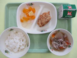 ご飯・ 牛乳・ 鶏肉のから揚げ・ 豚汁・ ナタデココフルーツ