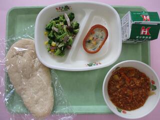 キーマカレー（ナン）・ 牛乳・ 米粉グラタン・ ブロッコリーのガーリックソテー