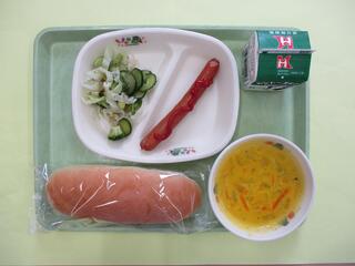 コッペパン・ 牛乳・ フランクフルト・ グリーンサラダ・ かぼちゃポタージュ