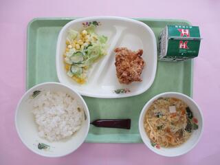 ご飯・ 牛乳・ミルメーク（ココア）・ 鶏肉のから揚げ・ コーンサラダ ・かき玉汁