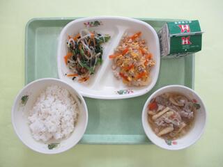 肉たまごそぼろ丼（ご飯・具）・ 牛乳・ 小松菜ともやしのサラダ・ 豚汁