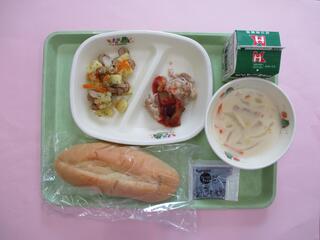 ソフトフランスパン・ブルーベリージャム・ 牛乳・ チキンのラタトゥイユソースかけ ・じゃがいものバジルソテー ・コーンポタージュ