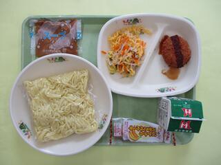 冷やし中華 （冷やしソフト中華麺・冷やし中華の具・パックごまだれ）・ 牛乳 ・キャベツメンチカツ ・米粉バナナスティックケーキ