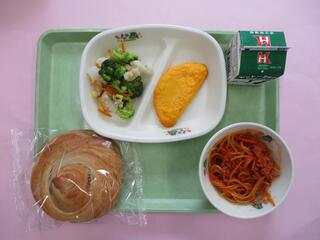 スパゲティミートソース・ 牛乳・ チーズオムレツ・ ブロッコリーサラダ・デニッシュロール