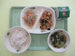 麦ご飯・ 牛乳・ 豚肉と厚揚げのみそ炒め・ かみかみごぼうサラダ ・冬瓜スープ