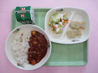 ハヤシライス（麦ご飯・ハヤシルー）・ 牛乳・ お魚かまぼこ・ コールスローサラダ