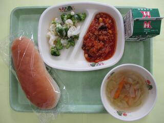 はちみつパン・ 牛乳・ ポークビーンズ・ 花野菜サラダ・ 野菜スープ