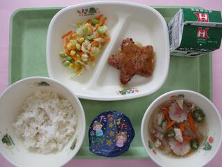 ご飯・牛乳・ ハンバーグりんごソース・ コーンと枝豆のサラダ・ 七夕汁 ・七夕ゼリー