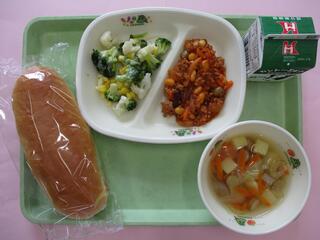 はちみつパン・ 牛乳・ ポークビーンズ ・花野菜サラダ・ 野菜スープ