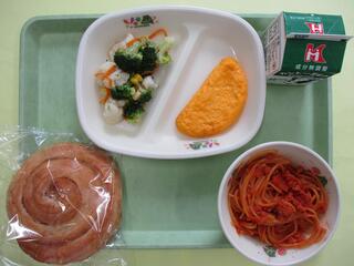 スパゲティミートソース・ 牛乳 ・チーズオムレツ・ ブロッコリーサラダ ・デニッシュロール