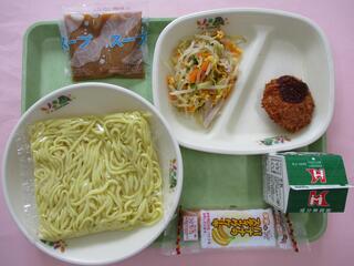 冷やし中華 （冷やしソフト中華麺・冷やし中華の具・パックごまだれ）・ 牛乳 ・キャベツメンチカツ・ 米粉バナナスティックケーキ