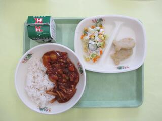 ハヤシライス（麦ご飯）・ 牛乳・ お魚かまぼこ・ コールスローサラダ