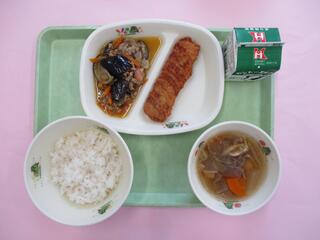 麦ご飯 ・牛乳・ 太刀魚フライ・ 豚肉となすのしょうが炒め・ けんちん汁