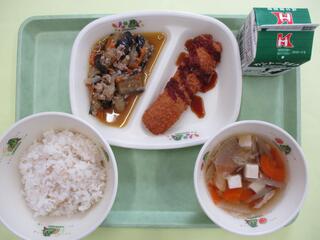 麦ご飯・ 牛乳・ 太刀魚フライ・ 豚肉となすのしょうが炒め・ けんちん汁