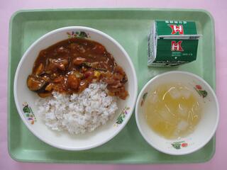 夏野菜カレー（麦ご飯・夏野菜カレー）・ 牛乳・ 福神漬け・ レモンゼリー