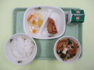 ご飯・牛乳・ 鶏肉のから揚げ・ ナタデココフルーツ・ キムチスープ