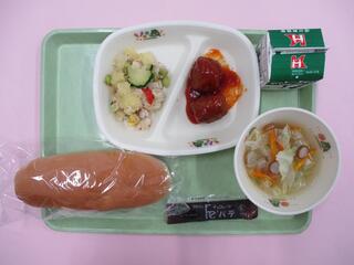 コッペパン・チョコクリーム・ 牛乳・ ミートボール・ 夏野菜のペペロンチーノ ・コンソメスープ