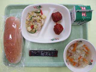 コッペパン・チョコクリーム・ 牛乳 ・ミートボール・ 夏野菜のペペロンチーノ ・コンソメスープ