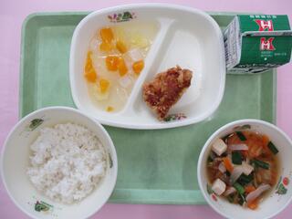 ご飯・ 牛乳・ 鶏肉のから揚げ・ ナタデココフルーツ ・キムチスープ