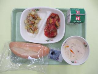 ソフトフランスパン・ブルーベリージャム・ 牛乳・ チキンのラタトゥイユソースかけ ・じゃがいものバジルソテー ・コーンポタージュ