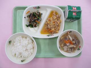 肉たまごそぼろ丼（ご飯・肉たまごそぼろ）・ 牛乳・ 小松菜ともやしのサラダ ・豚汁