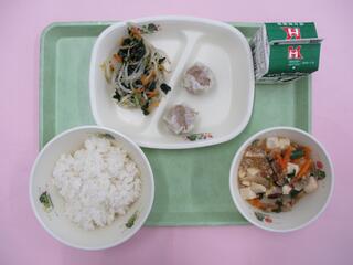 ご飯・ 牛乳・ しゅうまい・ もやしのナムル・ 豆腐の中華煮