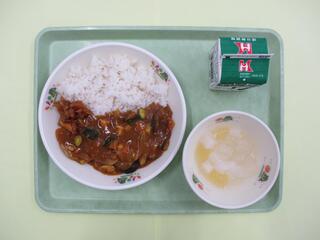 夏野菜カレー（麦ご飯・夏野菜カレー）・ 牛乳・ 福神漬け・ レモンゼリー