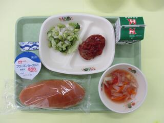 はちみつパン・ 牛乳・ ハンバーグリュテニッツァソース・ グリーンサラダ ・ボブチョルバ ・フローズンヨーグルト