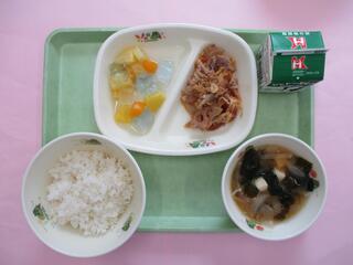 ご飯・ 牛乳・ キムタク炒め・ 豆腐とわかめのみそ汁・ ソーダゼリーミックス