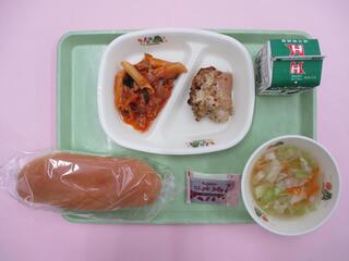 コッペパン・メープルジャム・ 牛乳・ チキンのぺペロン焼き・ トマトクリームペンネ ・野菜スープ