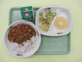 ミートボールカレーライス （麦ご飯・カレー）・ 牛乳・ カラフルサラダ ・パインアップル