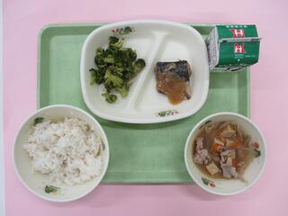 麦ご飯 ・牛乳・ さばのみそ煮・ ブロッコリーのおかか和え・ 豚汁