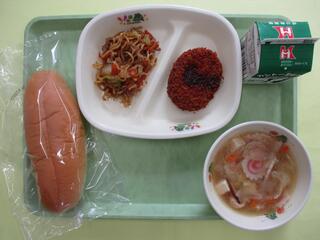 焼きそばパン （背割りコッペパン・焼きそば）・ 牛乳・ カリカリメンチカツ ・野菜たっぷり五目スープ