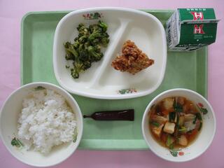 ご飯・ 牛乳・ミルメーク（ココア）・ 鶏肉のから揚げ・ ブロッコリーのおかか和え ・キムチスープ