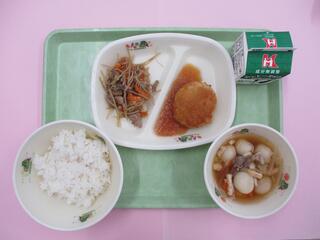 ご飯・ 牛乳・ 豆腐ハンバーグおろしソース ・きんぴらごぼう・ いも団子汁