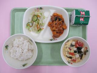 麦ご飯 ・牛乳・ 豚肉と厚揚げのチリソース炒め・ 中華サラダ ・トマトのサンラータン