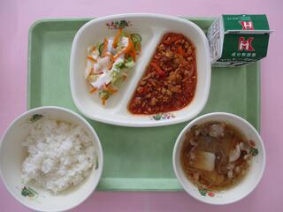 タコライス （ご飯・タコライスの具）・ 牛乳・ キャベツサラダ・ イナムドゥチ