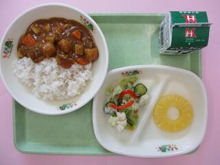 ミートボールカレーライス （麦ご飯・ミートボールカレー）・ 牛乳・ カラフルサラダ ・パインアップル