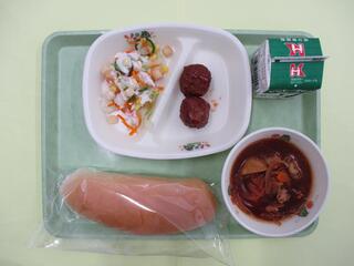 コッペパン・ 牛乳・ 肉団子トマトソース・ クルトンサラダ・ 鶏肉の米粉ブラウンシチュー