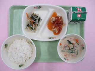 ご飯 ・牛乳・ ヤンニョムチキン・ こまつナムル・ 豆乳ごまスープ